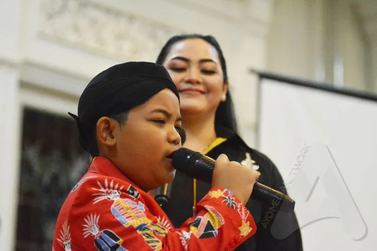 Saka Praja dan Yan Vellia berdendang dalam launching single perdana “Gelang Putih” di Ramada Suites and Hotel, Colomadu, Karanganyar, Jawa Tengah, Minggu (20/9/2020) malam. (Ayojakarta.com/Budi Cahyono)
