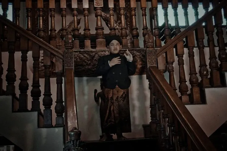 Gaya khas Saka Praja Adil, putra alm Didi Kempot saat di video klip Lungamu Ninggal Crito. (ist)