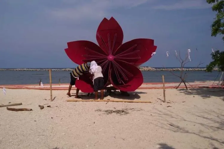 Ikon Bunga Sakura di Pantai Sakura Pulau Untung Jawa (pulauseribu.jakarta.go.id)
