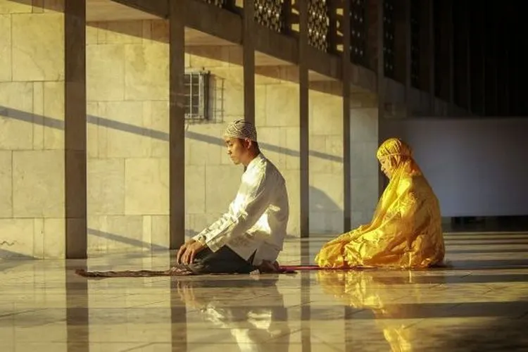 Sebagai ilustrasi salat jamaah di rumah/ shutterstock