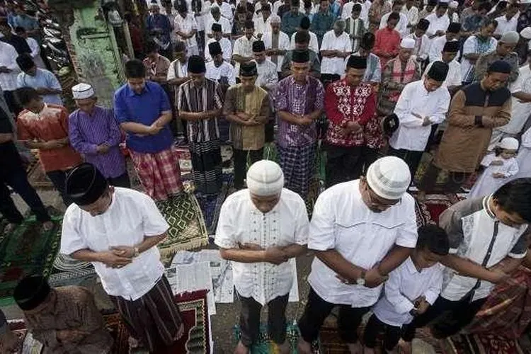 Ilustrasi salat Idul Fitri. [Suara.com/Kurniawan Mas'ud]