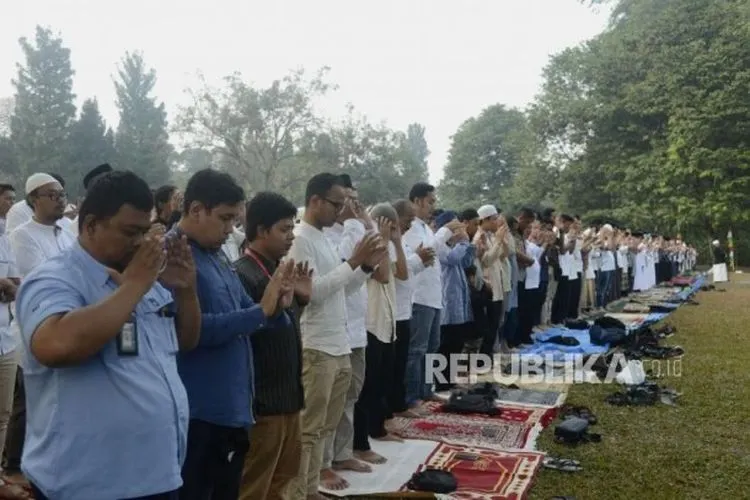 (Ilustrasi)  Sejumlah warga melaksanakan Salat Iduladha - (Republika/Putra M. Akbar)