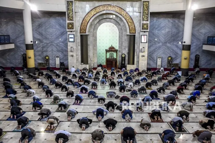 ilustrasi salat berjamaah di masjid dengan menerapkan protokol kesehatan/ Republika