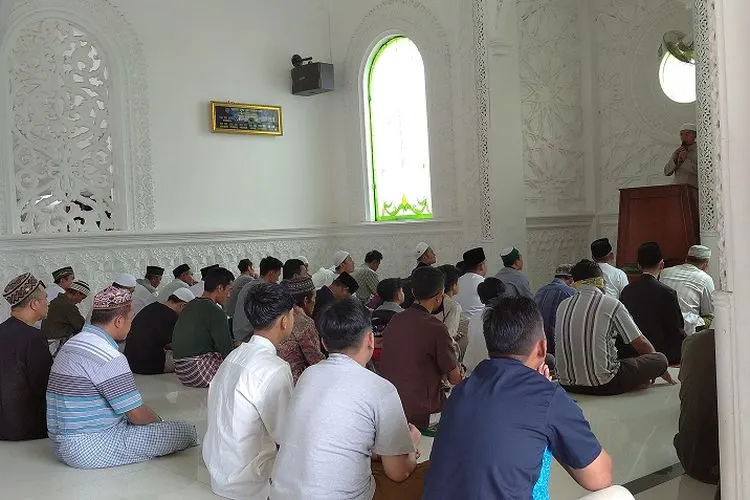 Suasana salat Jumat berjamaah di Masjid Al-Hidayat Desa Cipakat, Kecamatan Singaparna, Kabupaten Tasikmalaya