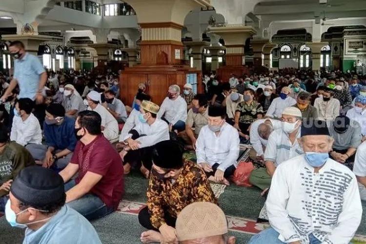 Penampakan jemaah salat Jumat di Masjid Al Barkah Bekasi. (Suara.com/Arga).