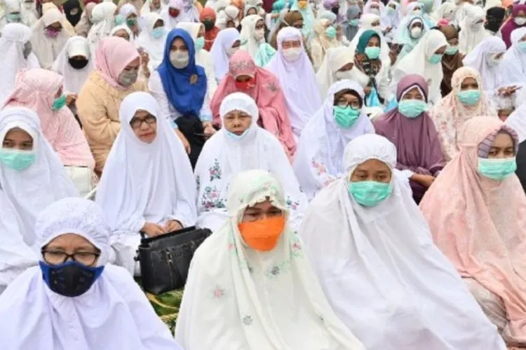 Hukum slaat menggunakan masker. (AFP)