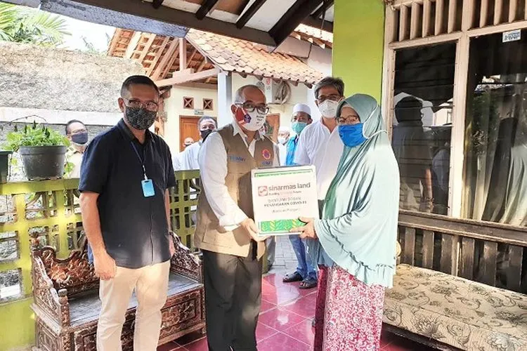 Sinarmas Land menyalurkan bahan pangan buat warga yang paling terdampak wabah COVID-19 di Pondok Aren, Bintaro, Tangerang Selatan, Kamis (18/6/2020)