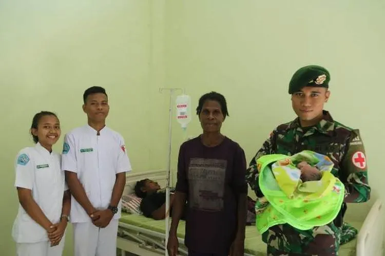Satgas Pamtas RI-PNG bersama Ibu Betti Lavia Majay dan keluarga di Puskesmas Sota/Puspen TNI