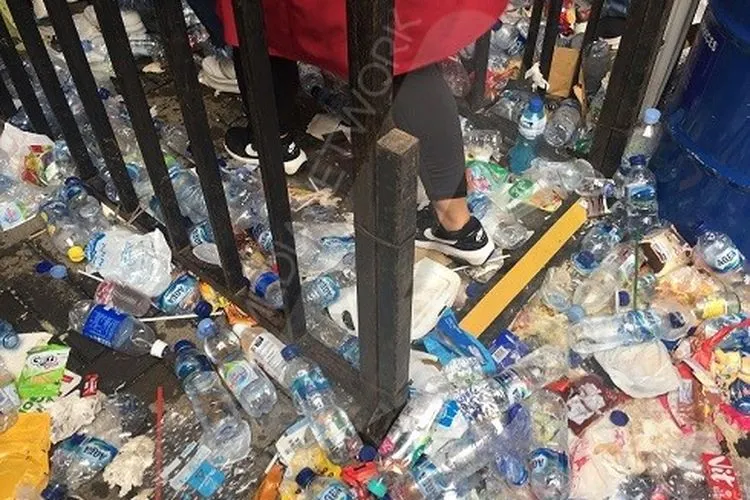 Tumpukan sampah di pintu masuk Konser EXO di ICE BSD City (Ayojakarta.com/Istihanah Soejoethi)