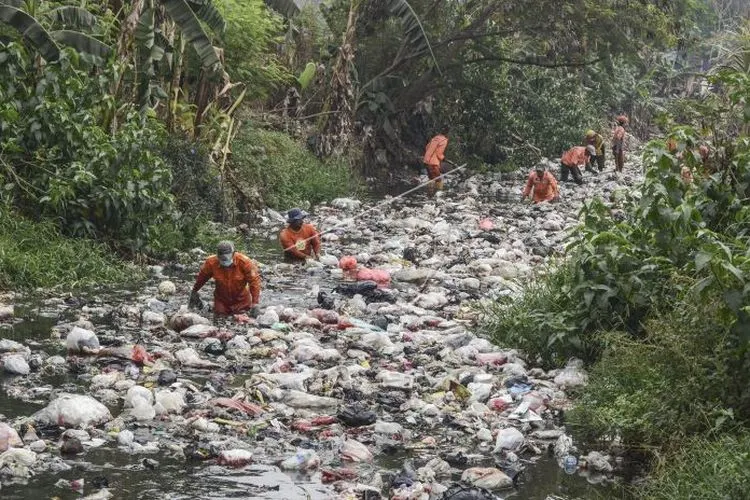 Sejumlah petugas gabungan dari Dinas Lingkungan Hidup (DLH), TNI dan PUPR (Pekerjaan Umum dan Penataan Ruang) gotong royong membersihkan Kali Jambe di Tambun, Kabupaten Bekasi, Jawa Barat, Jumat (6/9/2019)/Antara