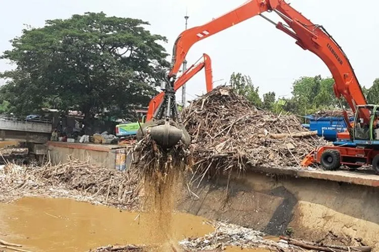Petugas mengangkut sampah dari Pintu Air Manggarai, Rabu (9/10/2019)/Ayojakarta.com
