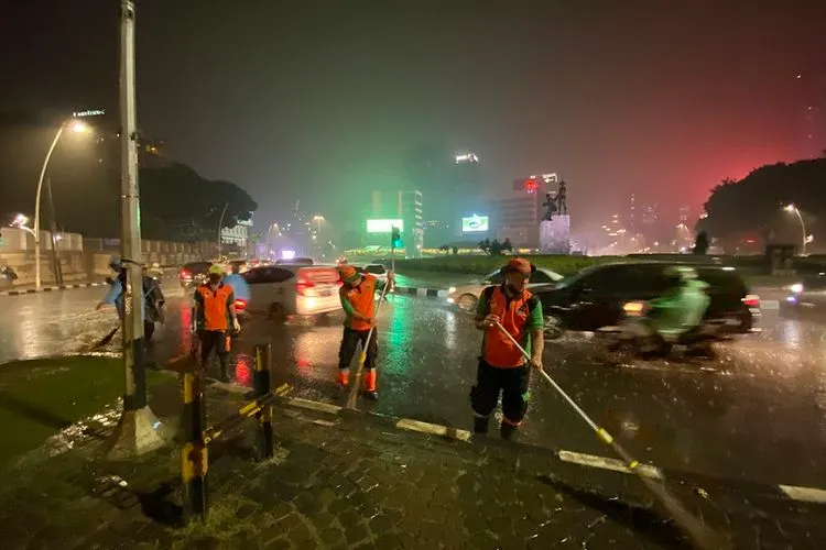Petugas kebersihan menyapu jalanan di Kawasan Tugu Tani, Jakarta Pusat / dok
