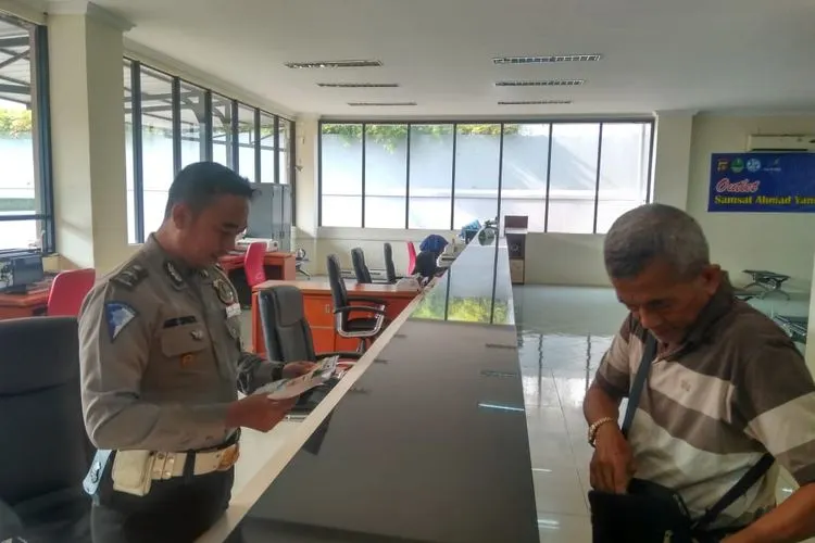 Aktivitas di Gerai Samsat Kota Bekasi. (Twitter @TMCPoldaMetro)