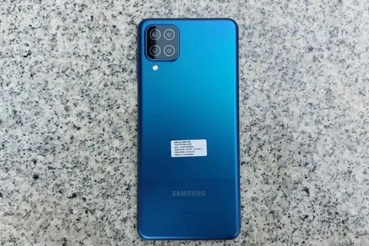 Samsung Galaxy A12. [Suara.com/Manuel Jeghesta]