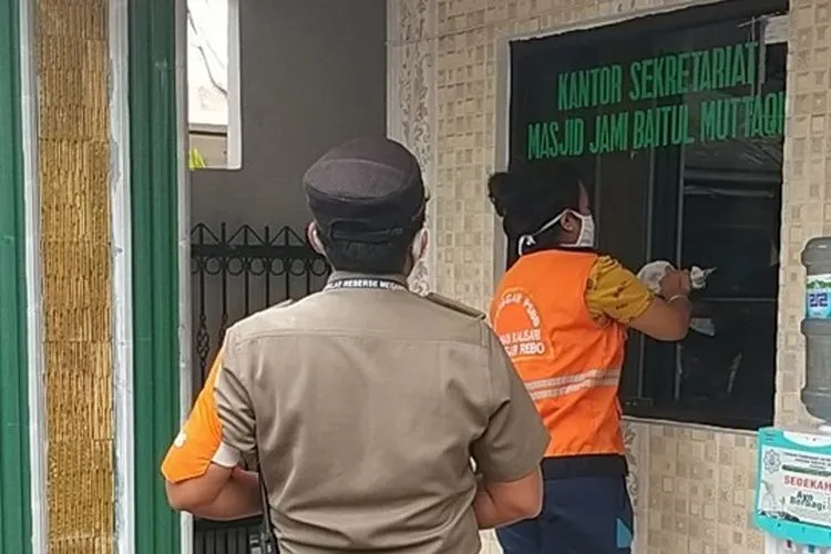 Seorang warga disanksi Satpol PP membersihkan masjid. (Dok Satpol PP Kelurahan Kalisari)
