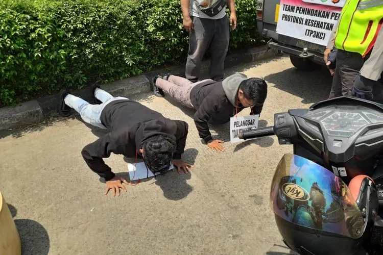Petugas Satpol PP Kecamatan Pasar Minggu menjatuhkan sanksi kerja sosial dan denda administratif kepada 14 warga yang tidak menggunakan masker di Jalan Ampera Raya, Jakarta Selatan/dok: selatan.jakarta.go.id