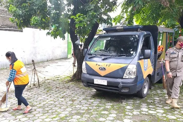 Seorang warga menjalani sanksi kerja sosial berupa menyapu jalan karena terjaring operasi tertib masker di Kecamatan Cipayung Jakarta Timur/timur.jakarta.go.id