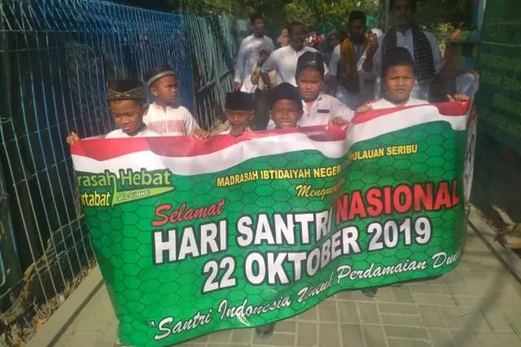 Murid MIN 17 dan MTSN 26 pawai keliling Pulau Tidung memperingati Hari Santri Nasional/pulauseribu.jakarta.go.id