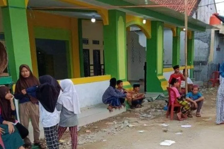 Para anak yatim piatu saat ikut kegiatan santunan di Masjid Jami'atul Iqro di Kampung Laba, Desa Cikondang, Kecamatan Labuan, Pandeglang, Banten, Minggu (12/7/2020). [Ist]
