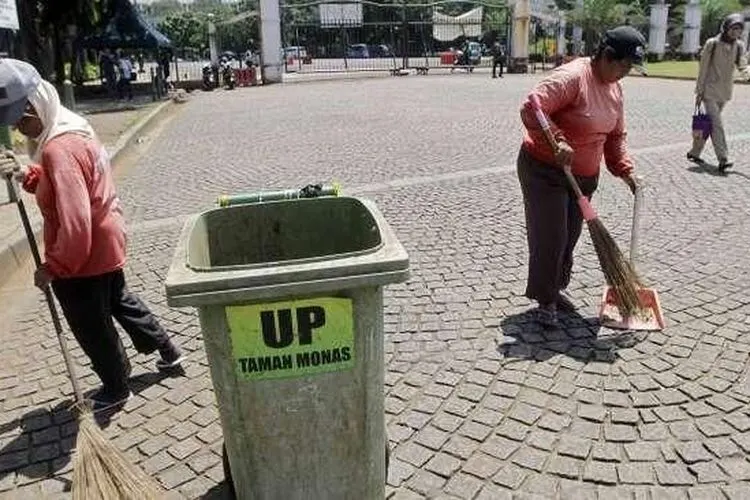 Sebagai ilustrasi, Petugas Harian Lepas (PHL) tukang sapu di Monas. [suara.com/Kurniawan Mas'ud]