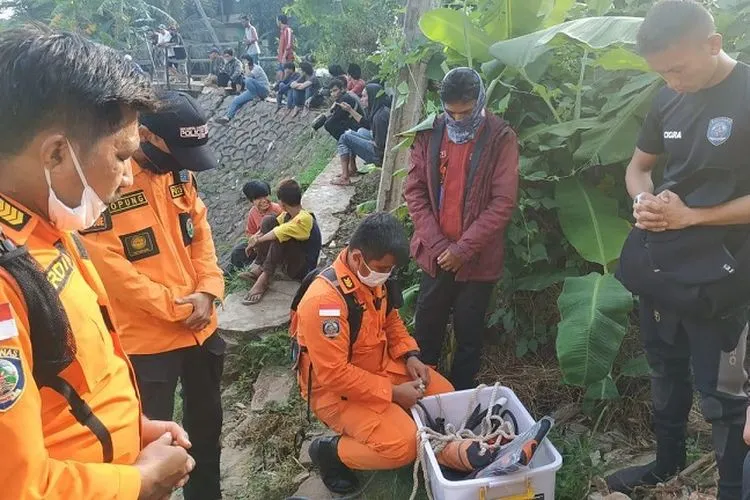 Pencarian anak tenggelam di Kali Pesanggarahan, Jakarta Selatan (Humas Kantor Pencarian dan Pertolongan Jakarta)