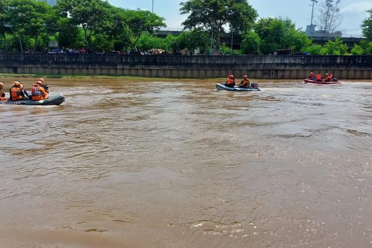 Pencarian terhadap Andi (12), anak laki-laki yang tenggelam di sungai Banjir Kanal Barat, Jembatan Besi, Jakarta Barat (Senin, 16/3/2020), masih belum membuahkan hasil hingga Selasa sore (17/3/2020). (Dok. Kantor Pencarian dan Pertolongan Jakarta)