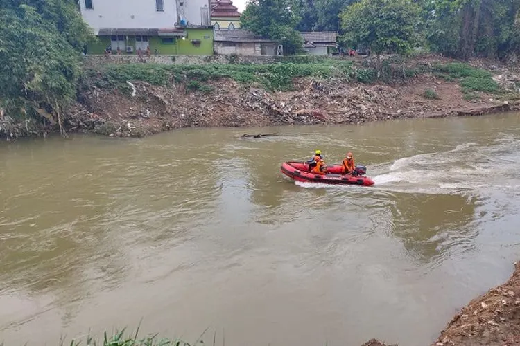 Tim rescue Kantor Pencarian dan Pertolongan Jakarta mencari seorang pria yang dikabarkan tenggelam di Kali Bekasi sekitar pukul 09.30 WIB tadi, Kamis (2/4/2020). (Humas Kantor Pencarian dan Pertolongan Jakarta)
