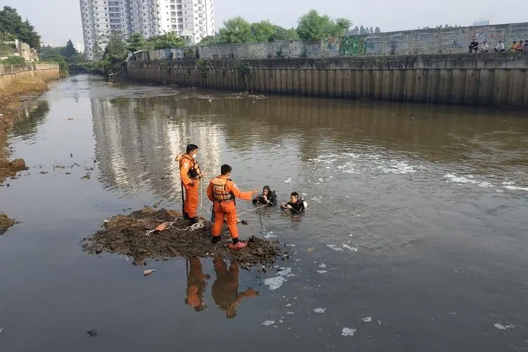 Pencarian anak hilang di Kali Pesanggrahan (Humas Pencarian dan Pertolongan Jakarta)