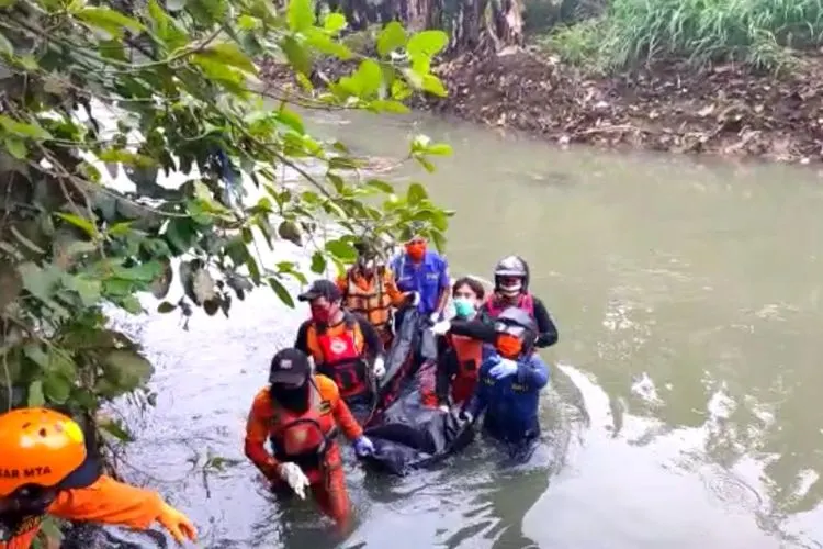 Petugas SAR gabungan mengangkat jasad remaja yang tewas di Kali Sabi, Tangerang. (Dok. Humas Kantor Pencarian dan Pertolongan Jakarta)