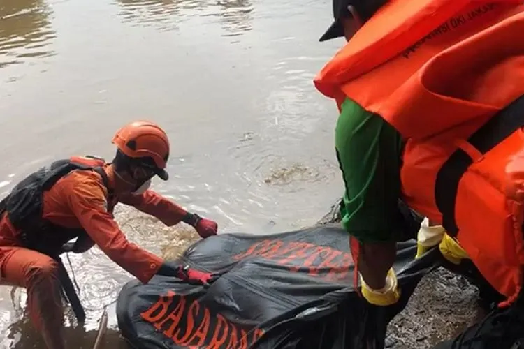 Evakuasi Andi (12), remaja yang tenggelam di sungai Banjir Kanal Barat, Jakarta Barat, Rabu (18/3/2020) (Humas Kantor Pencarian dan Pertolongan Jakarta)