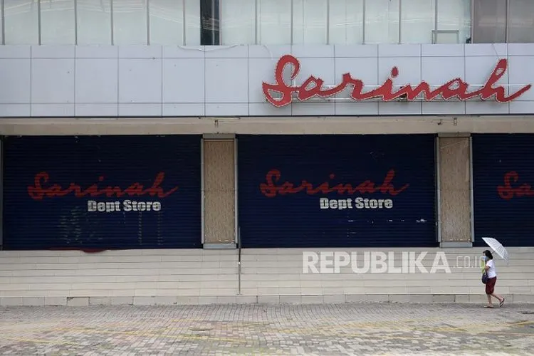 Warga berjalan di kawasan pusat perbelanjaan sarinah yang tutup saat pemberlakuan Pembatasan Sosial Berskala Besar (PSBB) pada hari ke dua di DKI Jakarta, Sabtu (11/4/2020). DKI Jakarta masih menjadi pusat episentrum COVID-19 di Indonesia  Foto: Prayogi/Republika.