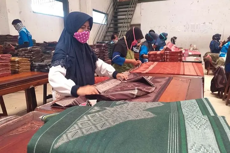 Karyawan PT Asaputex Jaya tengah sibuk mengepak sarung, Sabtu (4/4/2020). (Ayotegal/Lilisnawati)