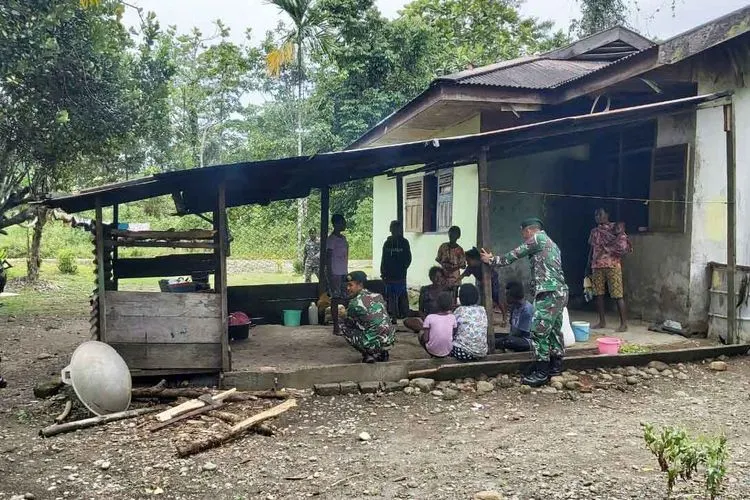 Dok foto.  Papen Satgas Pamrahwan Yonif 754/ENK Kostrad, Letda Inf Rochmadian Perwira Putra