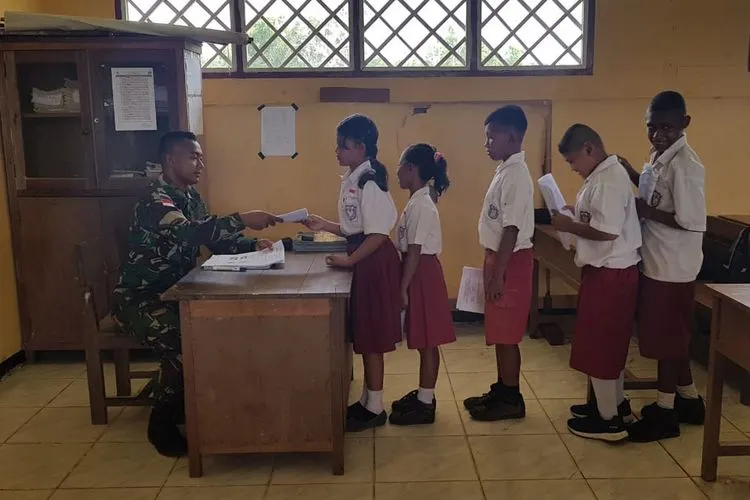 Dok foto. Pasi Intel Satgas Pamtas RI-PNG Yonif 411 Kostrad, Lettu Inf Asep Saepudin