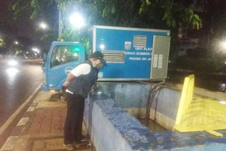 Petugas tengah mengecek pompa air di salah satu lokasi. (dok)
