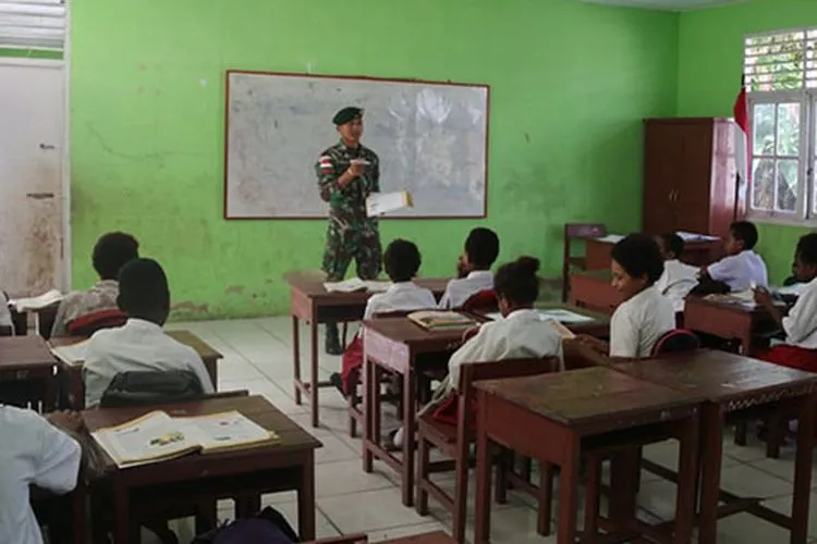 Satgas Yonif MR 411/Pdw Kostrad sedang mengajar di  SD YPK Sota/Puspen TNI