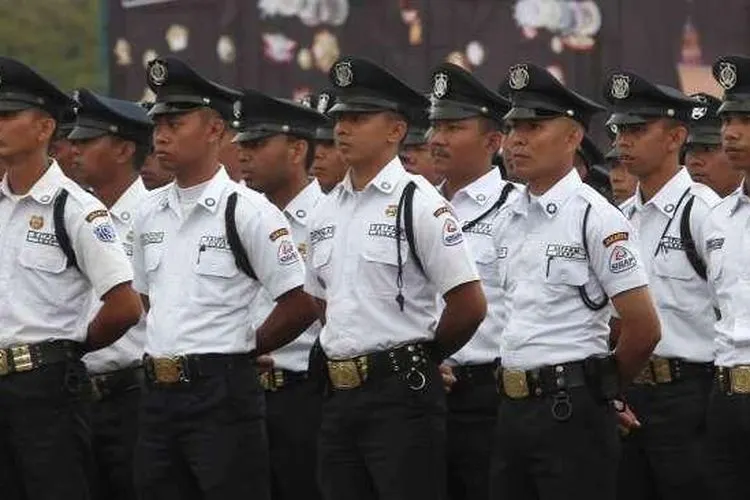 Satpam akan mendapatkan seragam baru mirip dengan institusi Polri berwarna cokelat. (dok Suara.com)