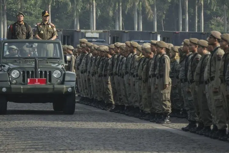Gubernur DKI Jakarta Anies Baswedan meninjau pasukan dalam Apel Besar Rotasi Satpol PP di Lapangan Monas/Antara