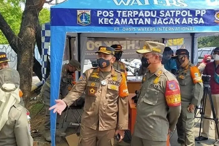 Kasatpol PP DKI Jakarta, Arifin saat memantau Operasi Terib Masker di Kecamatan Jagakarsa, Jakarta Selatan, Sabtu (5/9/2020). (dok)