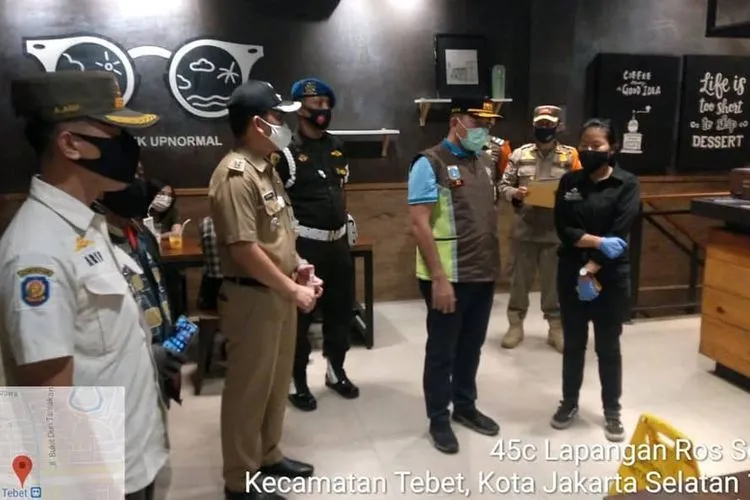 Kepala Satpol PP DKI Arifin saat memimpin sidak ke sejumlah restoran di kawasan Tebet, Jakarta Selatan, Sabtu (29/8/2020). (dok Instagram Satpol PP DKI)