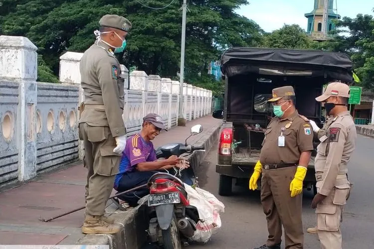 Satuan Petugas (Satgas) Satpol PP Kecamatan Cakung rutin melakukan imbauan dan penyisiran di tempat-tempat berkumpulnya warga. (Dok. Kecamatan Cakung)