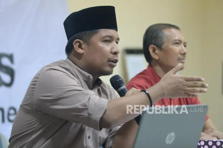Wakil Sekjen Federasi Serikat Guru Indonesia (FSGI) Satriwan Salim (kiri) didampingi Sekjen FSGI Heru Purnomo memberikan keterangan catatan akhir tahun pedidikan 2017 di Gedung LBH Jakarta/ Republika