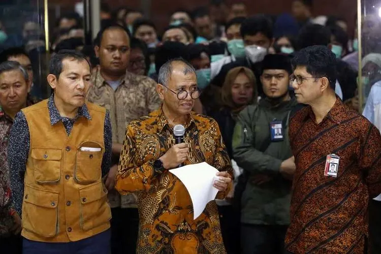 Saut Situmorang, Agus Rahardjo, dan M. Laode Syarif saat memberikan keterangan di gedung KPK,  Jakarta. (SP/Joanito De Saojoao)