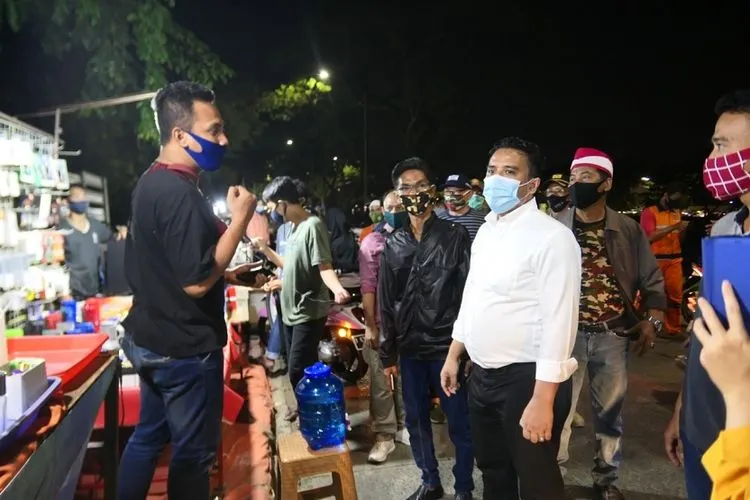 Anggota DPRD DKI Jakarta F-Gerindra meninjau langsung protokol kesehatan para PKL BKT, Duren Sawit, Jakarta Timur, Jumat (28/8/2020)/dok
