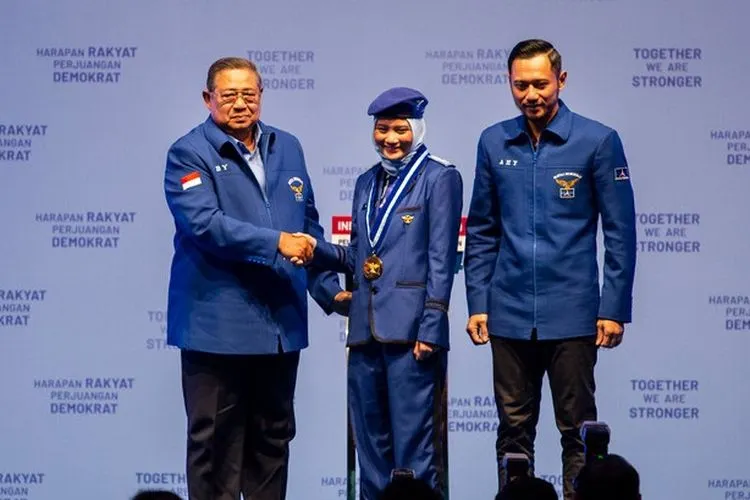 Ketum Partai Demokrat (SBY) didampingi Wakil Ketum Agus Harimurti Yudhoyono (AHY) memberi selamat kepada Taruna Terbaik Fitry Rochmatia Noer pada Wisuda Taruna Akademi Demokrat di JCC, Senayan (Antara/Dhemas Reviyanto)