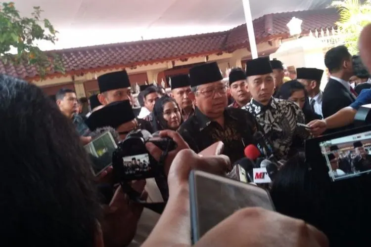 SBY dan dua putranya memberi keterangan pers usai melayat di kediaman BJ Habibie/RRI