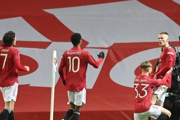 Gelandang Manchester United Scott McTominay merayakan gol bersama rekan-rekannya saat menghadapi West Ham dalam pertandingan putaran kelima Piala FA 2020-2021 di Old Trafford, Rabu (10/2/2021) dini hari WIB. [Michael Regan / POOL / AFP].