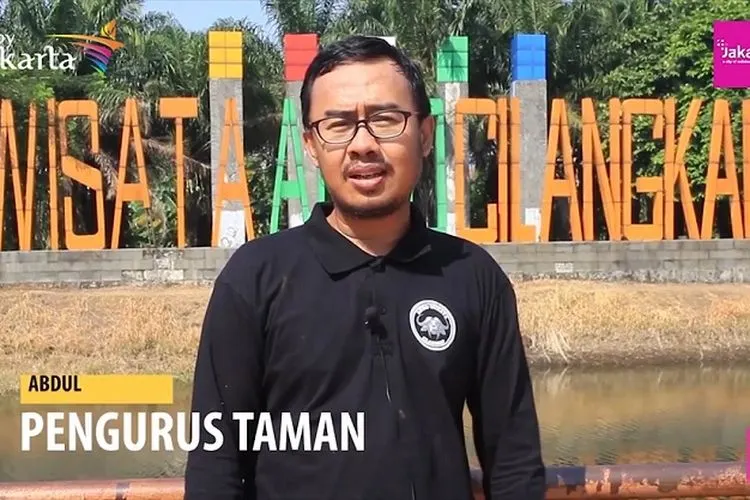 salah satu pengurus menjelaskan fasilitas di lokasi wisata Cilangkap/ Dinas Pariwisata dan Ekonomi Kreatif Jakarta Timur (Parekraf Jaktim)