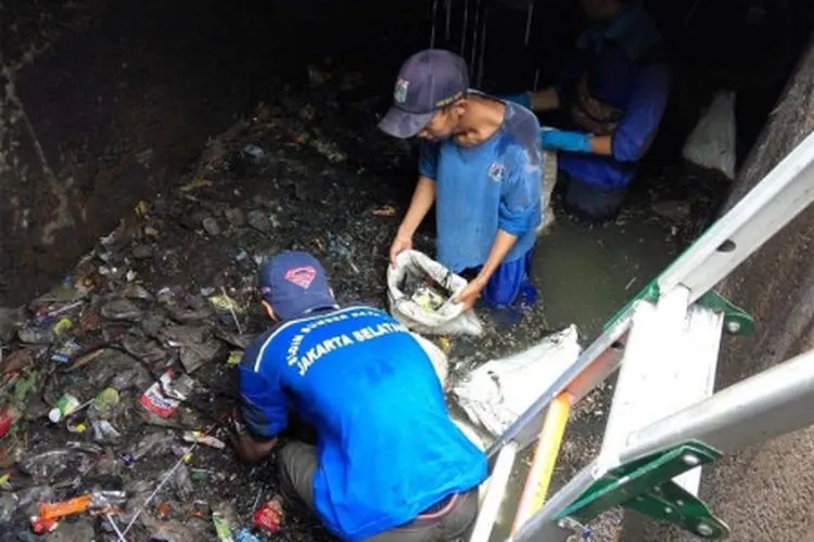 Petugas Sudin SDA Jaksel melakukan pembersihan saluran dalam mengatasi genangan air (beritajakarta.id/Mustaqim Amna)