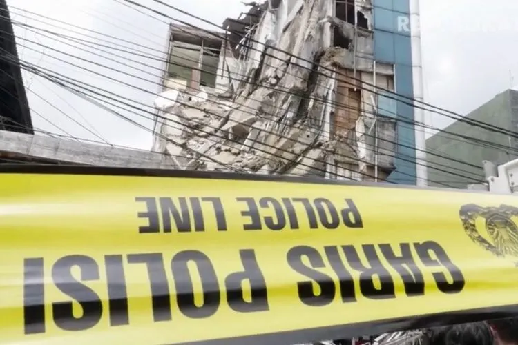 Ruko Alfamart di Jalan Brigjen Katamso, Palmerah, Slipi, Jakarta Barat roboh, Senin (6/1/2019). (Republika TV/Havid Al Vizki)